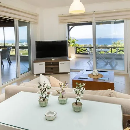 בית נופש Charming House With Sea View & Shared Pool In *