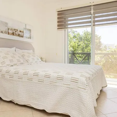 Charming House With Sea View & Shared Pool In בית נופש *