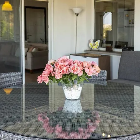 Charming House With Sea View & Shared Pool In בית נופש *